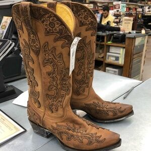 Cavender’s Western Boots with appliqué GORGEOUS